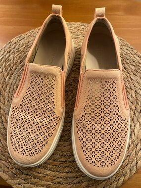 Women’s Vionic Kimmie Perf Peach Suede Slip-On Sneaker Size 8 New